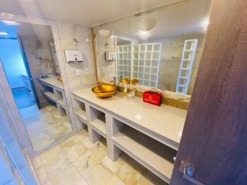 un baño con lavabo y espejo en wonderful sea view San Andres island, en San Andrés