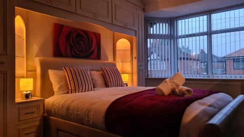 una camera da letto con un orsacchiotto adagiata su un letto di Stunning Holiday Home. Free Parking. a Manchester