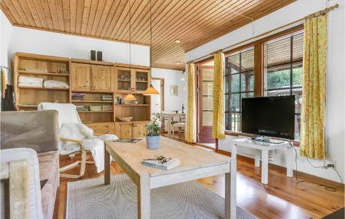 Μια τηλεόραση ή/και κέντρο ψυχαγωγίας στο Nice Home In Højby With Wifi