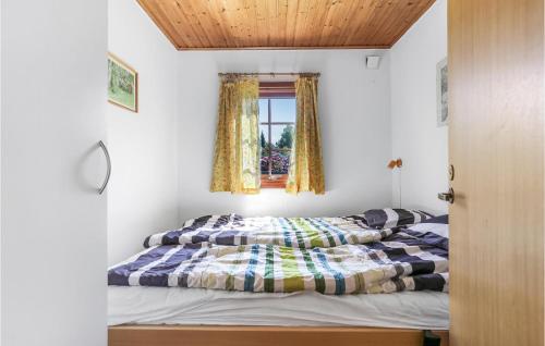 een slaapkamer met een bed en een raam bij Nice Home In Hjby With Wifi in Højby