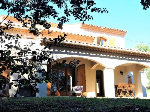 Spacious and comfortable holiday home with private garden, Le Tignet