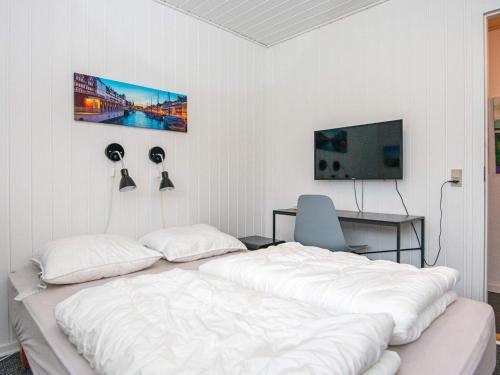 FjerbækにあるHoliday Home Lyngvej IVのベッドルーム(ベッド1台、デスク、テレビ付)