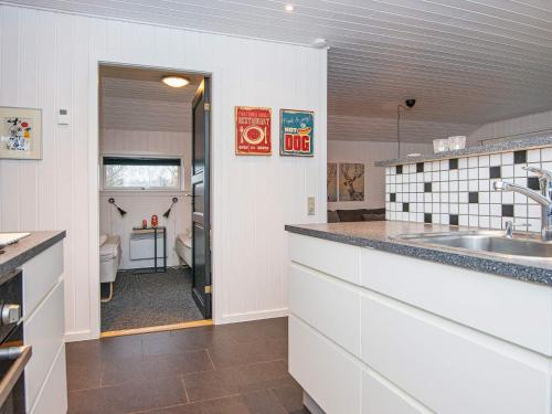 FjerbækにあるHoliday Home Lyngvej IVのキッチン(シンク、カウンタートップ付)