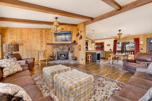een woonkamer met een bank en een open haard bij 2053-Happy Bear home in Big Bear Lake