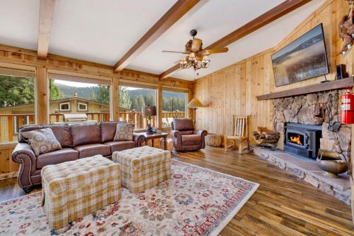een woonkamer met een bank en een open haard bij 2053-Happy Bear home in Big Bear Lake