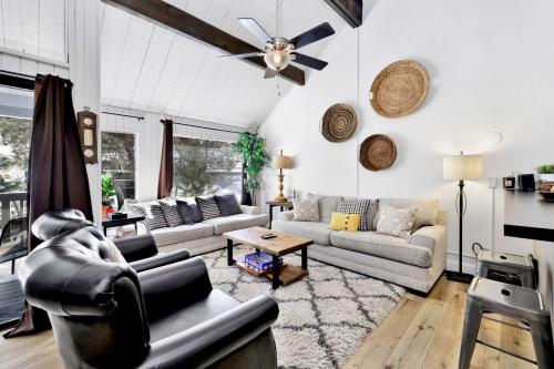 uma sala de estar com sofás e uma ventoinha de tecto em 2125-Switzerland Slopes townhouse em Big Bear Lake