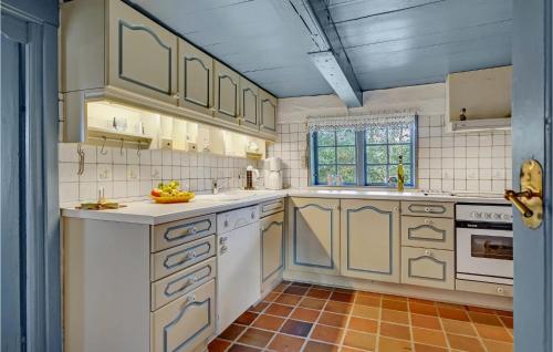 Kuchyň nebo kuchyňský kout v ubytování Amazing Home In Rømø With Kitchen