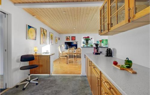 een keuken met een aanrecht en een eetkamer bij 3 Bedroom Gorgeous Home In Kalvehave in Kalvehave