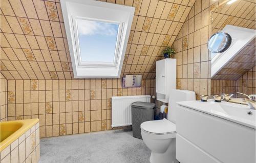 een badkamer met een toilet, een wastafel en een raam bij 3 Bedroom Gorgeous Home In Kalvehave in Kalvehave