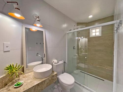 y baño con aseo, lavabo y ducha. en Pousada Aconchego, en Morro de São Paulo