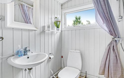 Et badeværelse på Lovely Home In Kalundborg With Wifi