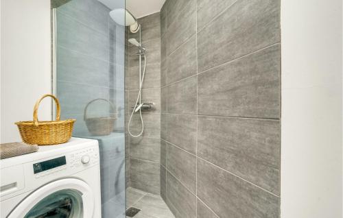 Un baño de 2 Bedroom Awesome Home In Juelsminde