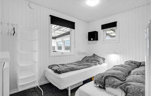 Habitación blanca con 2 camas y ventana en 3 Bedroom Gorgeous Home In Haderslev, en Haderslev