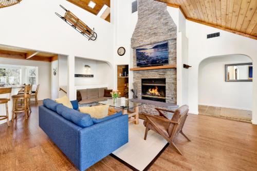 sala de estar con sofá azul y chimenea en 2010-Lassen Paradise home, en Big Bear Lake