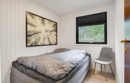 1 dormitorio con 1 cama, 1 silla y 1 ventana en Stunning Home In Ebeltoft With Wifi, en Ebeltoft