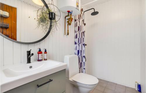 Koupelna v ubytování Stunning Home In Ebeltoft With Wifi