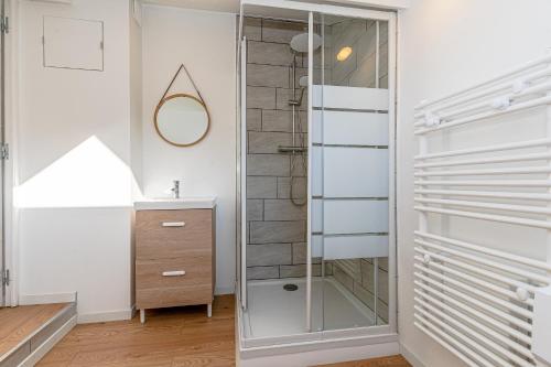 eine Glasdusche im Bad mit Waschbecken in der Unterkunft La Maison Bohème - Proche Thionville, Metz, Luxembourg in Serémange-Erzange