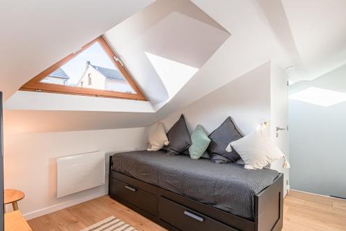 Schlafzimmer mit einem Bett und einem Fenster in der Unterkunft La Maison Bohème - Proche Thionville, Metz, Luxembourg in Serémange-Erzange