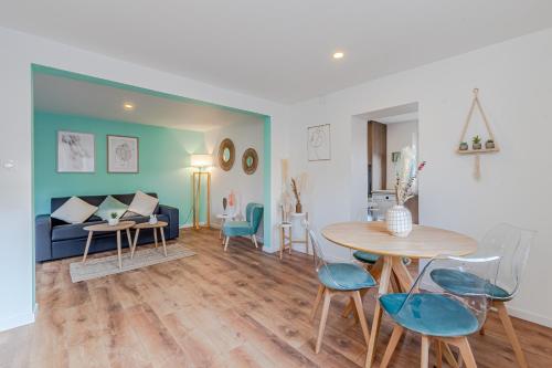 un salon avec un canapé, une table et des chaises dans l'établissement La Maison Bohème - Proche Thionville, Metz, Luxembourg, à Serémange-Erzange