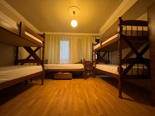 イスタンブールにあるチャンバース オブ ザ ボエームのベッドルーム1室(二段ベッド2台、窓付)が備わります。