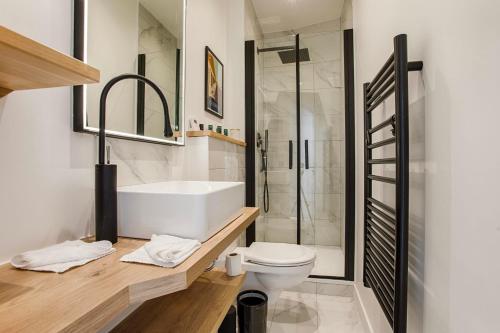y baño con lavabo, aseo y ducha. en La Villa Suzanne - Two Bedrooms - Deauville Beach, en Deauville
