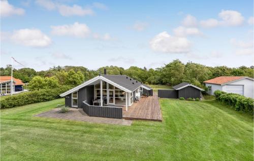 une maison avec une grande cour et une maison dans l'établissement Beautiful Home In Højslev With Wifi, à Højslev