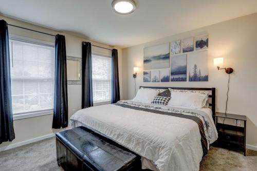 的住宿－KC-Guesthouse in Wyomissing Hill, PA，一间卧室设有一张大床和两个窗户。
