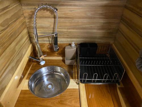 a sink in a kitchen in a tiny house at Chale Sobre Rodas Spa Exclusive - Localizado Próximo do Centro in Canela