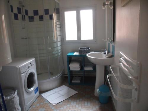 a bathroom with a shower sink and a washing machine at Gites de la Haute Ville in Boulogne-sur-Mer