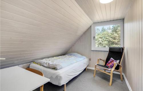 3 Bedroom Stunning Home In Rm في Vesterhede: غرفة صغيرة بها سرير ونافذة