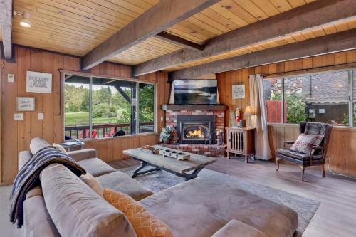 sala de estar con sofá y chimenea en 1976-Bear Cabin home, en Big Bear Lake