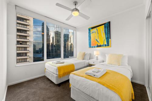 um quarto com 2 camas e uma janela em Exclusive Stays - Rivergarden em Melbourne