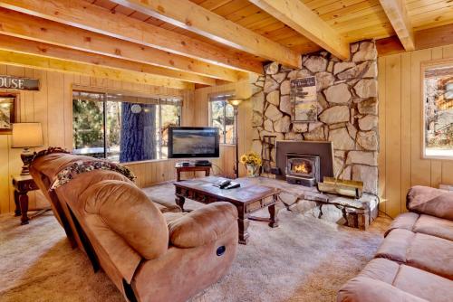 - un salon avec un canapé et une cheminée dans l'établissement 2095-Paradise in Cedar home, à Big Bear Lake