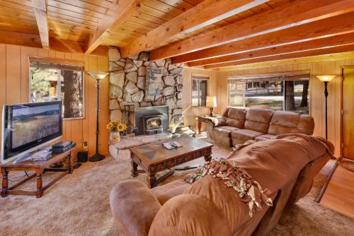 - un salon avec un canapé et une cheminée dans l'établissement 2095-Paradise in Cedar home, à Big Bear Lake