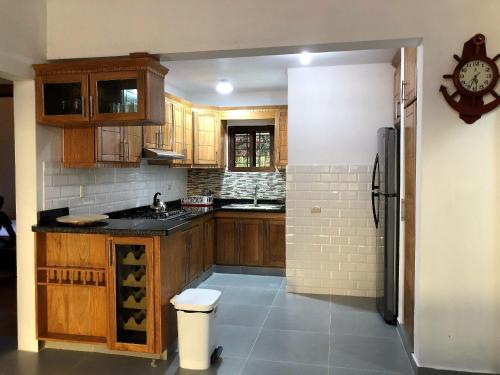 Kuchyň nebo kuchyňský kout v ubytování Villa Yamilet By Hospedify - Hermosa villa con Piscina, mesa de Billa y cancha de baloncesto