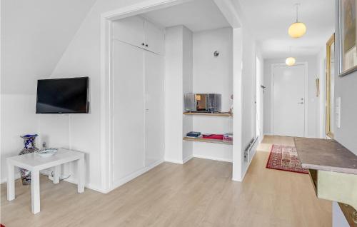 Una televisión o centro de entretenimiento en 2 Bedroom Nice Apartment In Svaneke