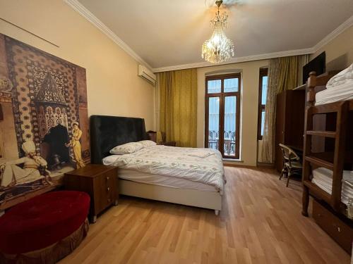 イスタンブールにあるチャンバース オブ ザ ボエームのベッドルーム1室(ベッド1台、シャンデリア付)