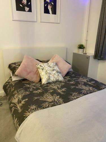 ロンドンにあるCosy 1 Bedroom Apartmentのベッド(枕付)が備わる客室です。