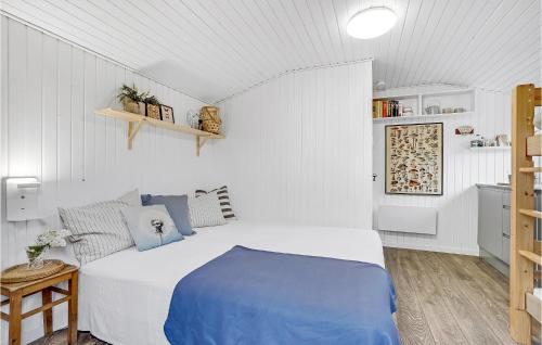 una camera bianca con un letto blu e pareti bianche di Pet Friendly Home In Hals With Kitchen a Hals