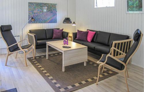 ein Wohnzimmer mit einer Couch und zwei Sesseln in der Unterkunft Lovely Home In Aakirkeby With Kitchen in Vester Sømarken