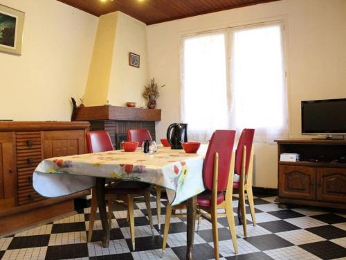 une salle à manger avec une table avec des chaises et une télévision dans l'établissement Maison 2 pièces à Saint-Pierre-d'Oléron, 4 couchages, proche plage, grand jardin, véranda, calme - FR-1-246A-367, à La Cotinière