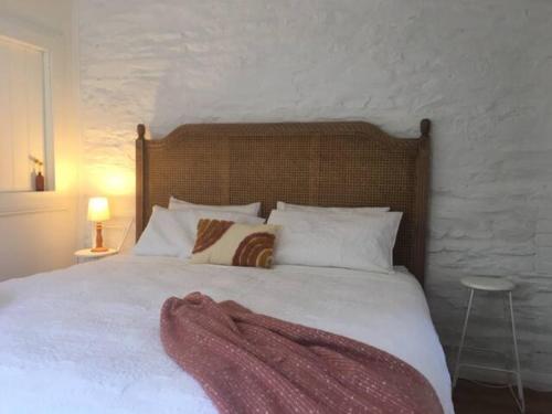 Un dormitorio con una cama grande con una manta. en Randell Cottage - Adelaide Hills - Cosy Rustic Hideaway, en Gumeracha