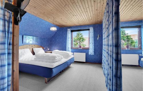 3 Bedroom Stunning Home In Lemvig tesisinde bir odada yatak veya yataklar