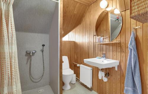 3 Bedroom Stunning Home In Lemvig tesisinde bir banyo