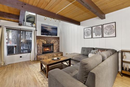 sala de estar con sofá y chimenea en 2231-Summit View home, en Big Bear Lake
