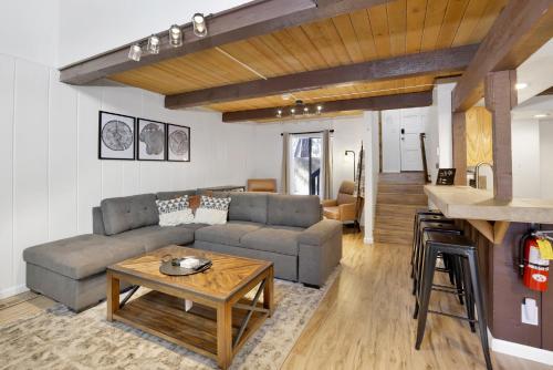 sala de estar con sofá y mesa en 2231-Summit View home, en Big Bear Lake