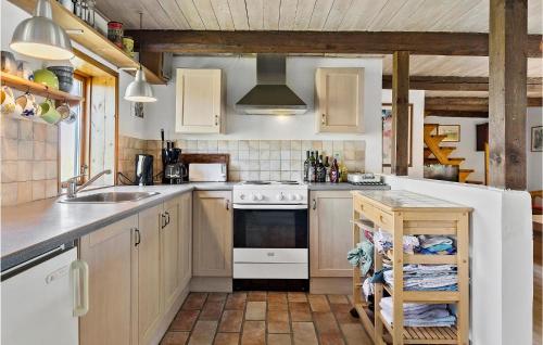 Kuchyň nebo kuchyňský kout v ubytování Cozy Home In Nykøbing M With Kitchen