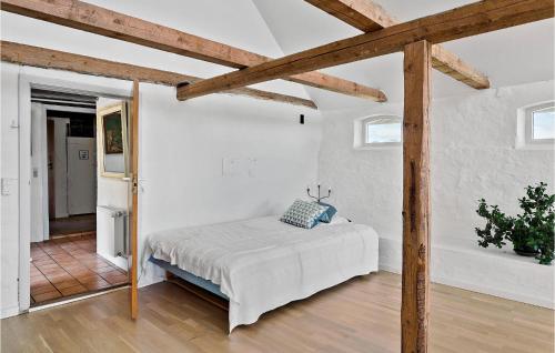 1 dormitorio con 1 cama en una habitación blanca en Cozy Home In Nykbing M With Kitchen, en Tæbring