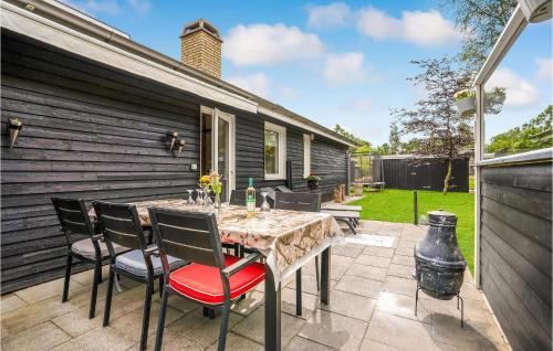 Zahrada ubytování Stunning Home In Hadsund With Wifi