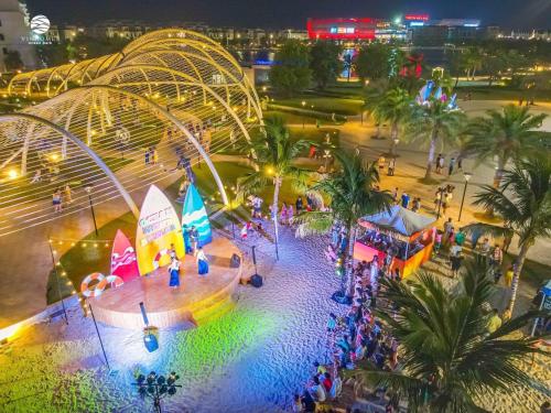 uma vista superior de um parque de diversões à noite em Yody Homestay Ocean Park, Gia Lâm, Hà Nội em Hanói